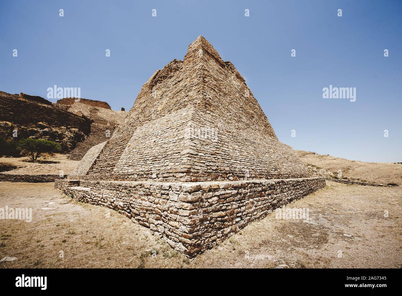 Schöne Aufnahme der La Quemada Zacatecas Pyramide mit einem Blauer Himmel im Hintergrund Stockfoto