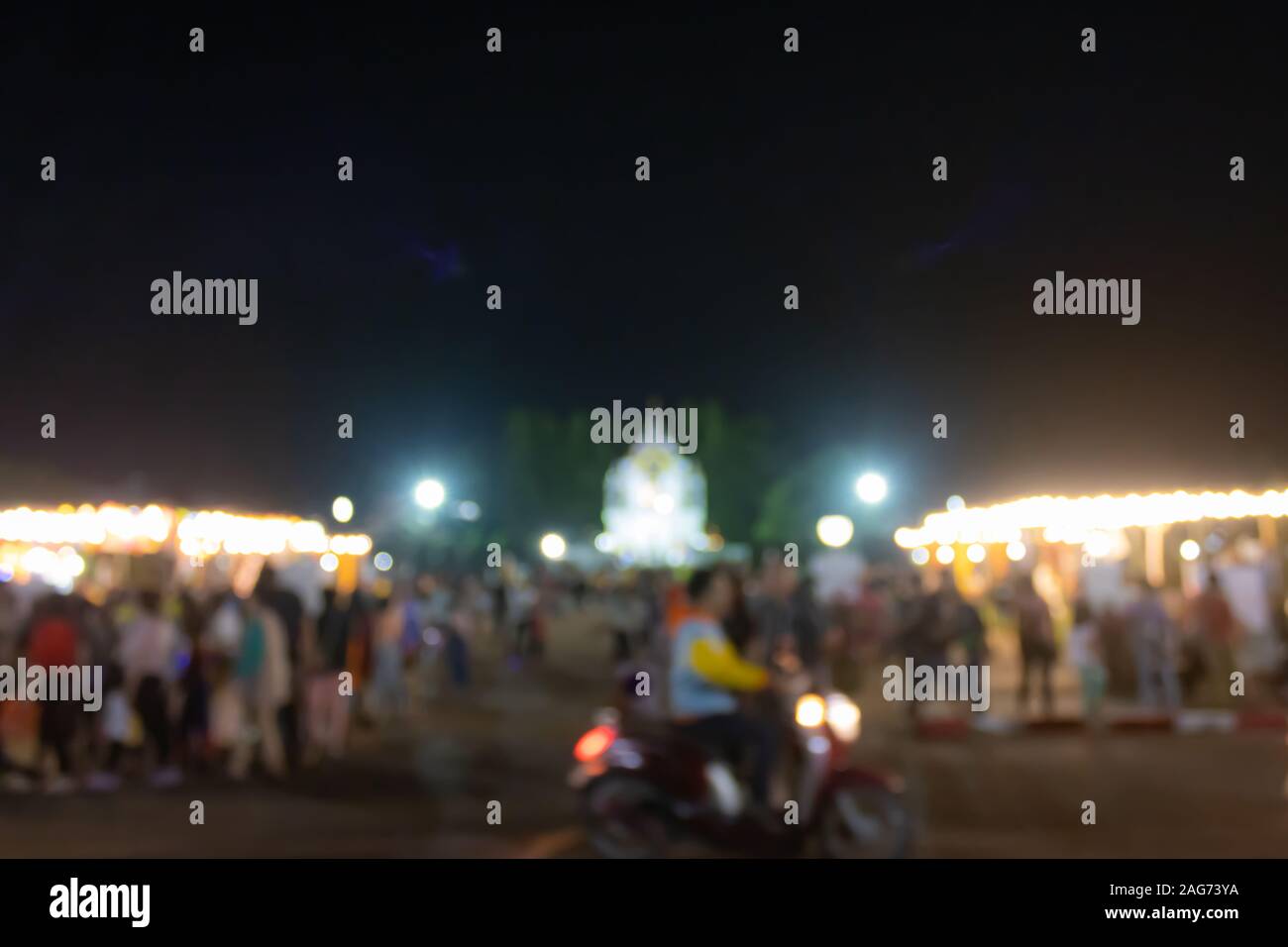 Verschwommene Menschen oder Menge Wandern in Loi Krathong Festival in Phayao Thailand Stockfoto