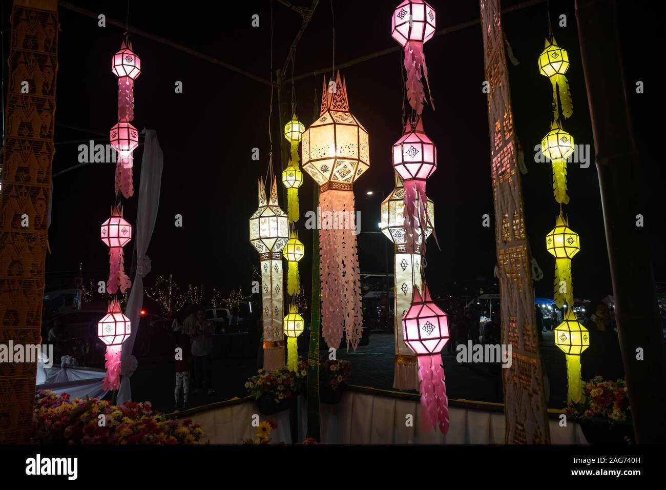 Phayao, Thailand - 10. November 2019: Orange Rosa Gelb Weiss Laternen aus Papier in Loi Krathong Festival gemacht. Laternen Wettbewerb mit Masse in der Loi K Stockfoto