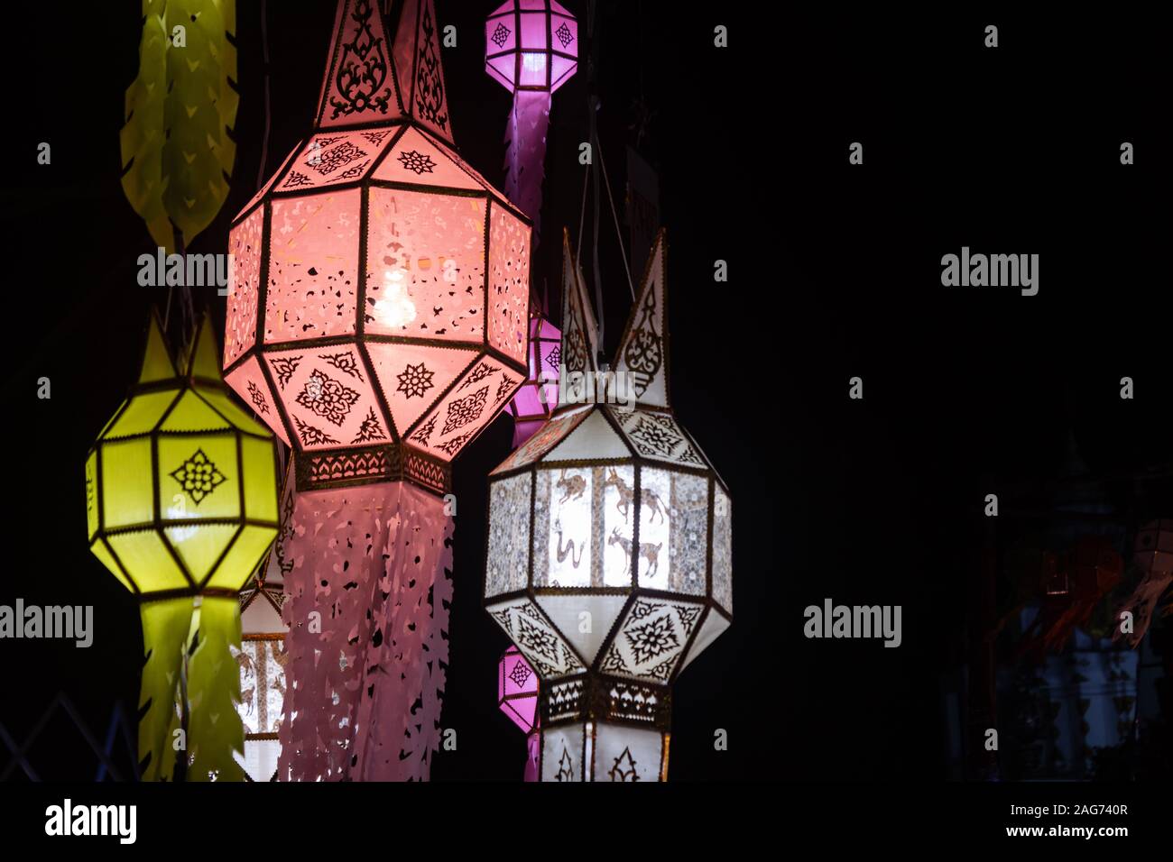 Rosa und weissen und gelben Papierlaternen in Loi Krathong Festival. Laternen Wettbewerb in Loi Krathong Festival in Phayao Thailand Stockfoto