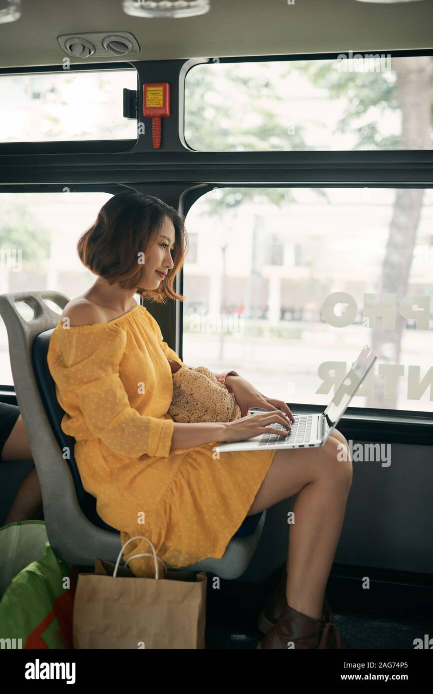 Junge Geschäftsfrau auf einer Geschäftsreise. Arbeiten mit Ihrem Laptop. Stockfoto