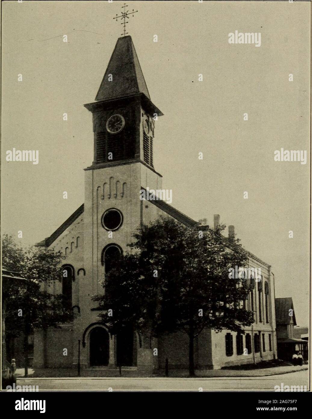 . 1517-1917. Jubilee volume. Und der churchwas geweihten Februar 16, 1861, zu welcher Zeit asermon wurde geliefert von Pfr. Joseph A. Seiss, D.D., die veröffentlicht wurde. Die Kosten für die neue Kirche wurde $ 12,050. Die Char- ter wurde von der Versammlung genehmigt am Oktober 22,1859, in öffentlicher Sitzung am 25. November eingereicht, und Publica- bestellt. Einige remonstrances gegen seine beinggranted wurden durch das Gericht gehört, und eine additionmade auf die Charta, als es am 17. März 1860 gewährt. Die komplette Organisation der congrega- tion im Rahmen der neuen Charta wurde am 24. März 1860. Im Jahr 1864 das "Ministerium met in Stockfoto