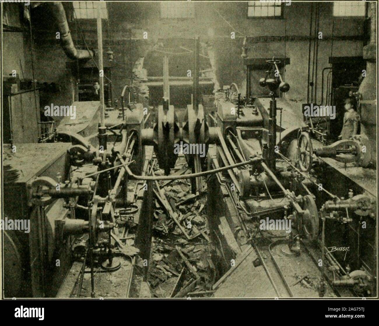 . Die Lokomotive. Zu Kraftwerk veröffentlicht vierteljährlich Bd. XXXIV gewidmet. HARTFORD, Conn., Juli, 1923. Nr. 7. COPYRIGHT, 1923. Durch die Hartford Steam Boiler INSPECTION UND INSURANCE CO. Schwungrad Explosion in einer Fibre Mühle. 194 Die Lokomotive. [Juli, ein Fly-Wheel Unfall in Bridgeport, Pa., während er glücklich ist, dass Fliegen - Rad Explosionen nicht sonumerous werden als Kessel Unfälle, dennoch muss es erinnert werden dennoch, dass Sie, wenn Sie nicht den Schaden, von denen Sie ein Teil sind und die umliegenden Gebäude isfrequently umfangreiche und kostspielige sowohl von Leben und Eigentum an der. Stockfoto