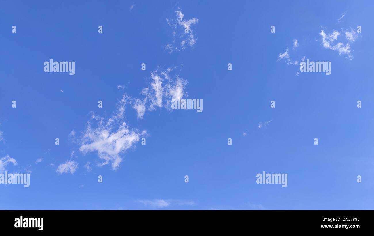 Weiße Wolke am blauen Himmel Stockfoto