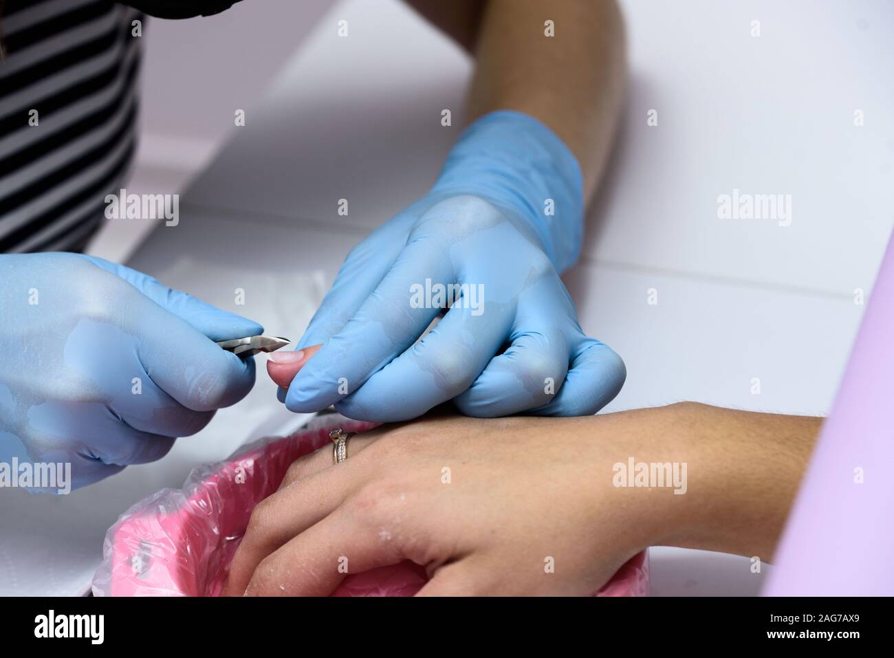 Der Prozess der Schaffung eines weiblichen Maniküre. Maniküre, schöne und gepflegte Hände. Stockfoto