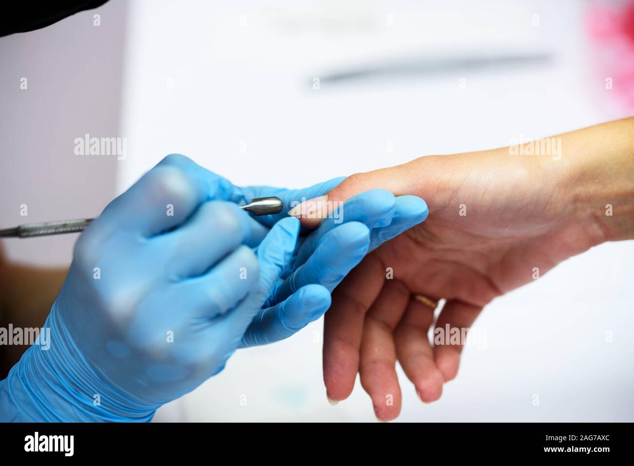 Der Prozess der Schaffung eines weiblichen Maniküre. Maniküre, schöne und gepflegte Hände. Stockfoto