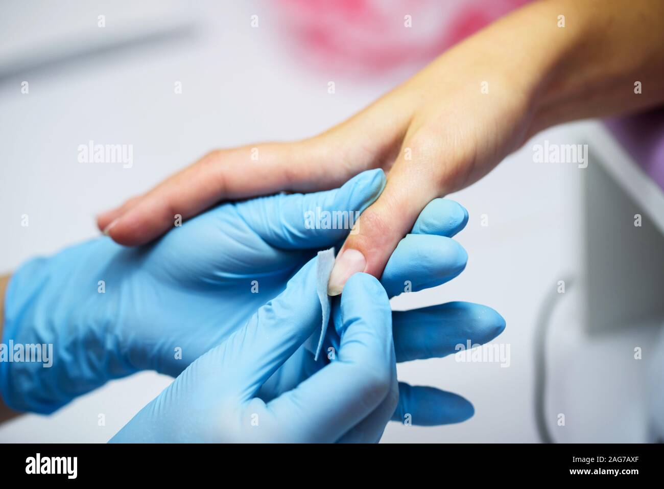 Der Prozess der Schaffung eines weiblichen Maniküre. Maniküre, schöne und gepflegte Hände. Stockfoto