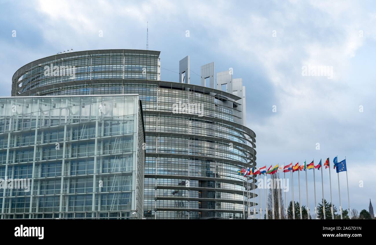 Straßburg, Paris/Frankreich - 14. Dezember, 2019: horizontale Sicht der Europäischen Union Parlament Gebäude und Flaggen aller Mitgliedstaaten in Strasbo Stockfoto