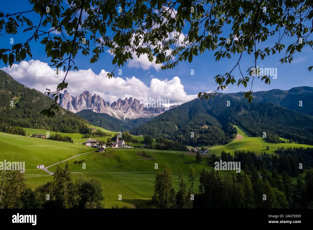 Das Dorf und die alte Pfarrkirche St. Magdalena am Ende der Villnösser Tal, Val di Funes, die Gipfel der Geislerspitzen, Gruppo delle Geisler Stockfoto