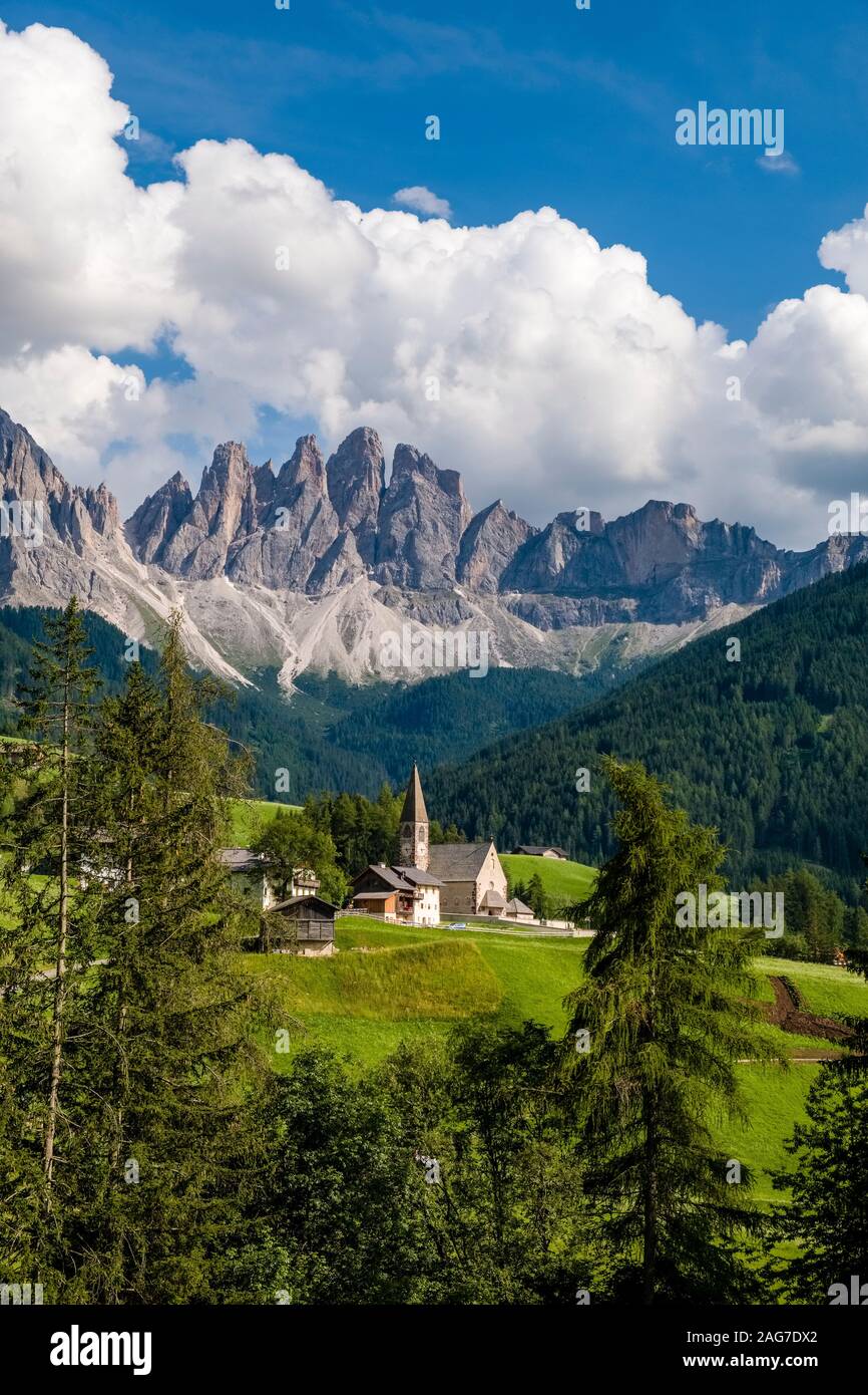 Das Dorf und die alte Pfarrkirche St. Magdalena am Ende der Villnösser Tal, Val di Funes, die Gipfel der Geislerspitzen, Gruppo delle Geisler Stockfoto