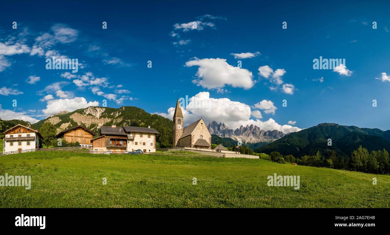 Das Dorf und die alte Pfarrkirche St. Magdalena am Ende der Villnösser Tal, Val di Funes, die Gipfel der Geislerspitzen, Gruppo delle Geisler Stockfoto