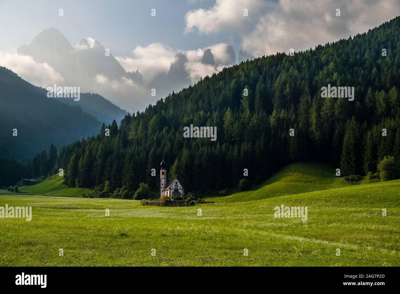Die alte Pfarrkirche St. Johann in Ranui des Dorfes St. Magdalena im Villnösser Tal, Val di Funes, Gipfeltreffen der Geislerspitzen, Gruppo delle Geisler Stockfoto