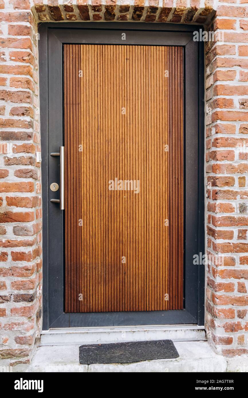 Vorderansicht einer Vordertür. Die vordere Tür im Haus. Stockfoto