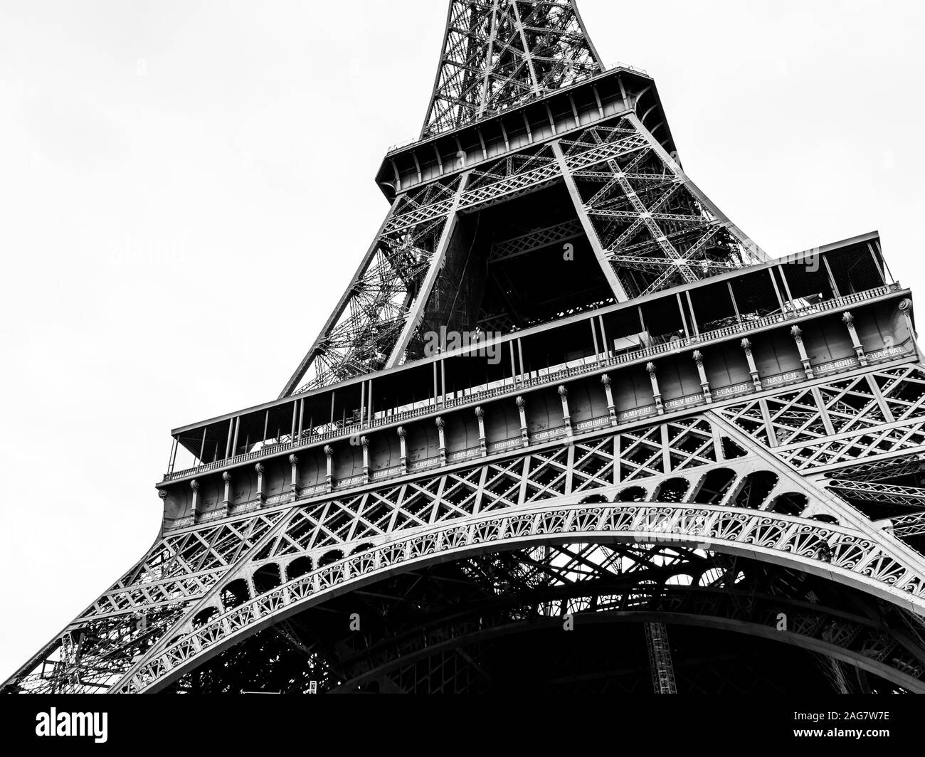 Der berühmte Eiffelturm in Schwarzweiß in Paris, Frankreich Stockfoto