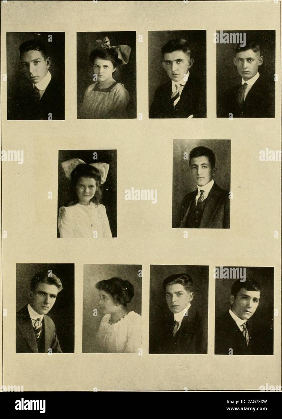 . Die Lanthorn 1917. Seite 60 h-iiu: snMKN. Neulinge NEULING GEDICHT IN der frühen Zeit der Herbst, wenn die Tage waren klar und hright, Es war ein Rühren in Selinsgrove - einige Neulinge kam in Sicht! Und trotzdem hielten sie auf dem kommen, bis, aber Grün, es war der größte Neuling Klasse S. U. hat eer gesehen. Die Soplvmores rief uns Grünschnäbeln, aber dass wir nicht verstand. Für bald, in der Tat, die wir Ihnen zeigten, 19 war nicht hehind. Am letzten Tag im September, unter, dass Neuling throng. Die armen Sophs qtiite verloren Mut, um zu sehen, unsere Jungs so stark. Dass Schrott war kurz und temperamentvoll, in zehn Minuten, von der Zeit t. Stockfoto