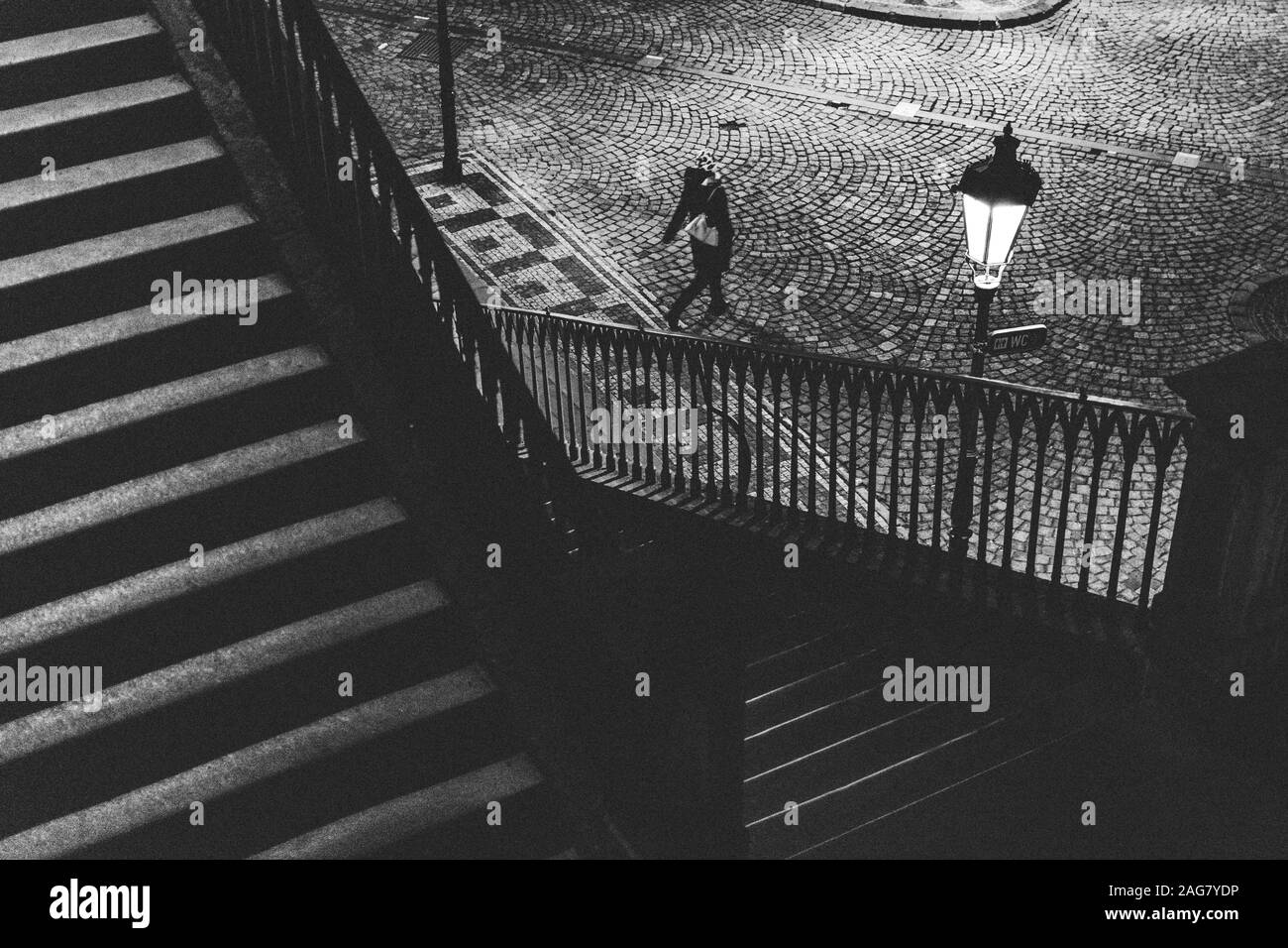 Hoch Winkel Graustufen Aufnahme einer Treppe in der Mitte Der Straße Stockfoto
