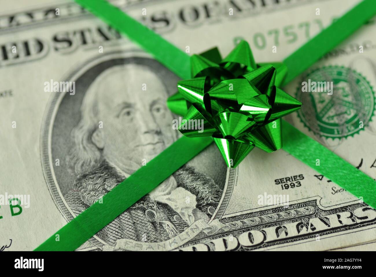 Close-up von Dollar Banknote mit Bow-Konzept der Spenden von Geld Stockfoto