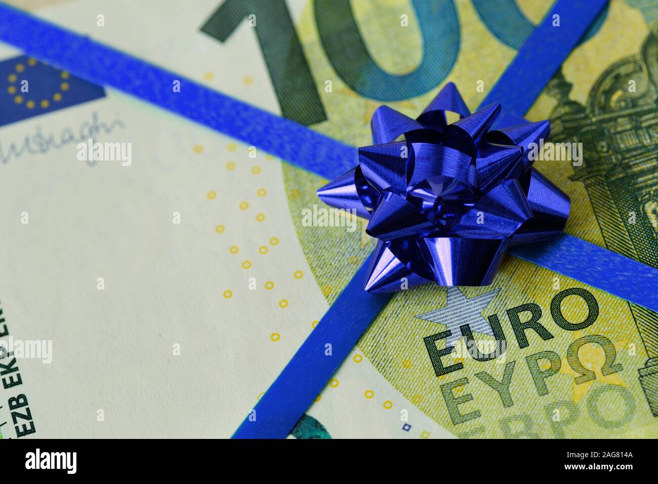 Close-up von Euro-banknoten mit Bow-Konzept der Spenden von Geld Stockfoto