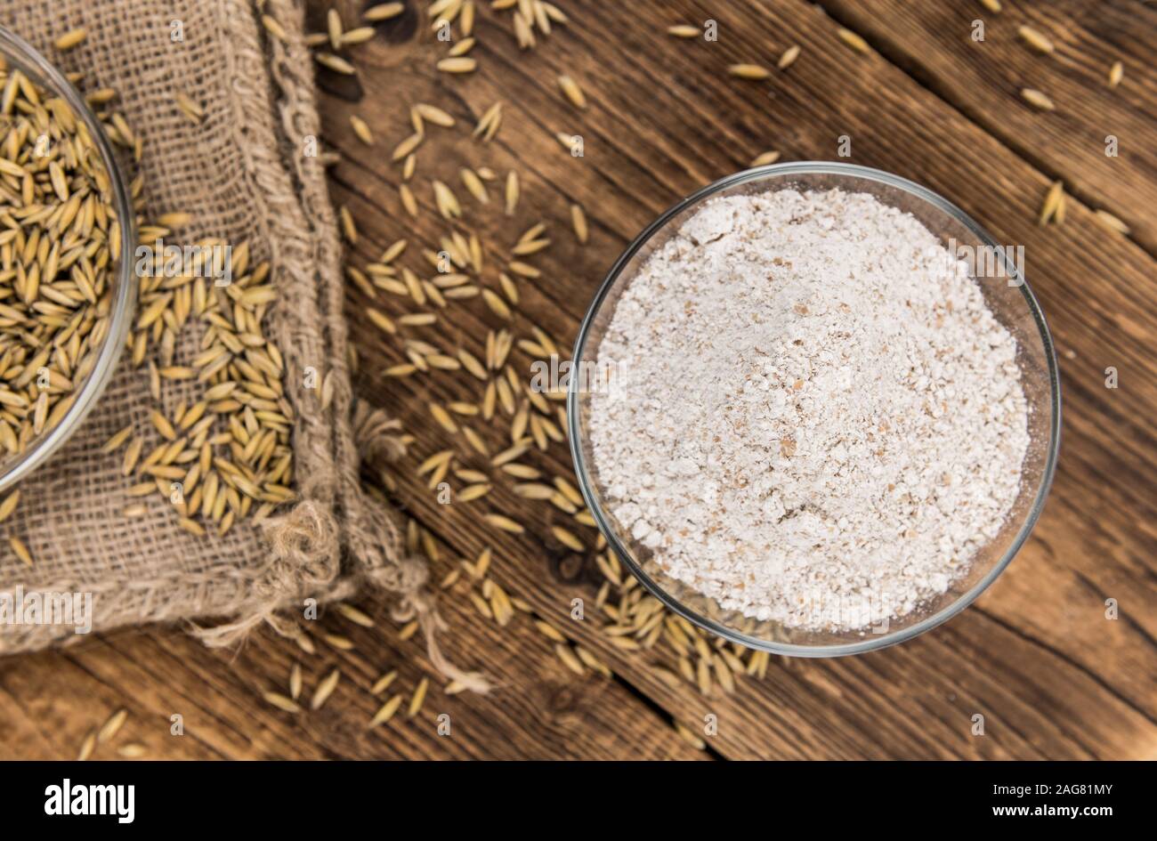 Teil von frischem Hafer Mehl auf einem alten Holztisch Stockfoto