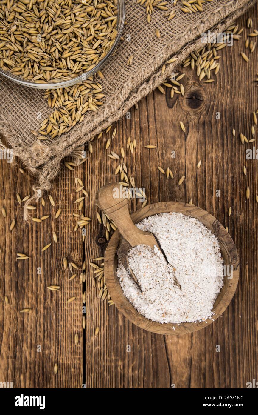 Teil von frischem Hafer Mehl auf einem alten Holztisch Stockfoto