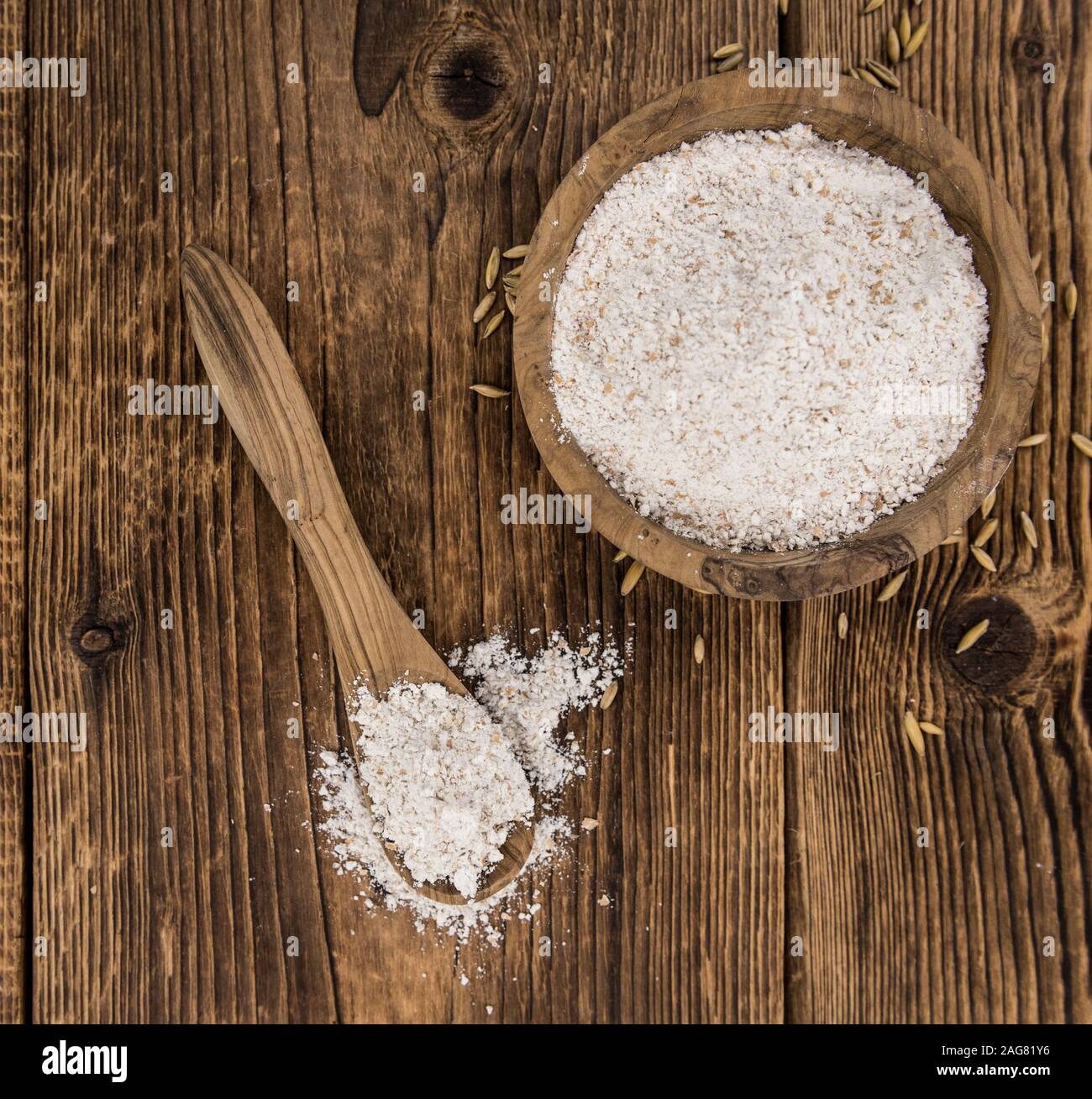 Teil von frischem Hafer Mehl auf einem alten Holztisch Stockfoto