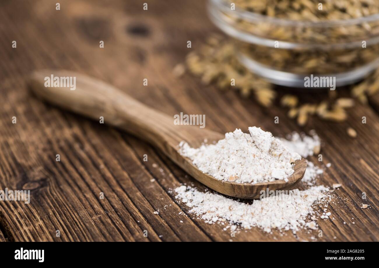 Teil von frischem Hafer Mehl auf einem alten Holztisch Stockfoto