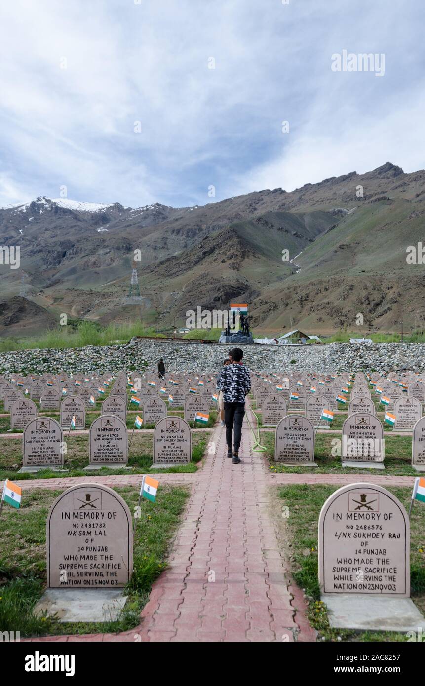 Touristenwanderungen auf dem von Epitaphen umgebenen Weg in Erinnerung an Soldaten, die während der Operation Vijay im Kargil war Memorial das höchste Opfer darbrachten. Stockfoto