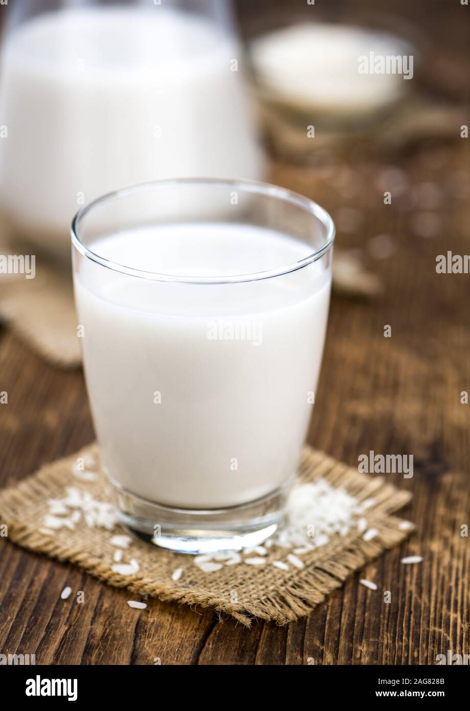 Holztisch mit Reismilch (detaillierte Nahaufnahme; selektive Fokus) Stockfoto