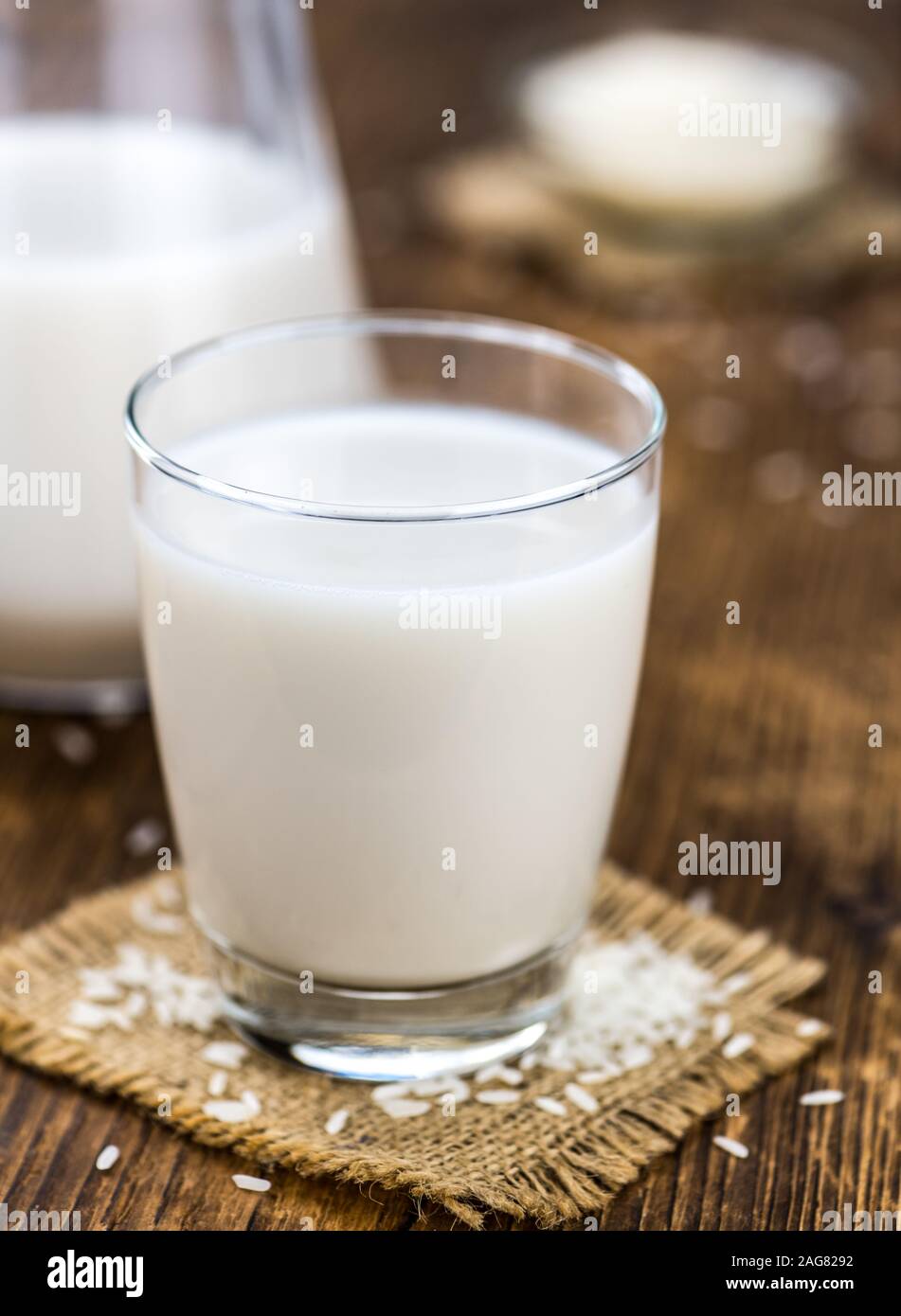 Holztisch mit Reismilch (detaillierte Nahaufnahme; selektive Fokus) Stockfoto