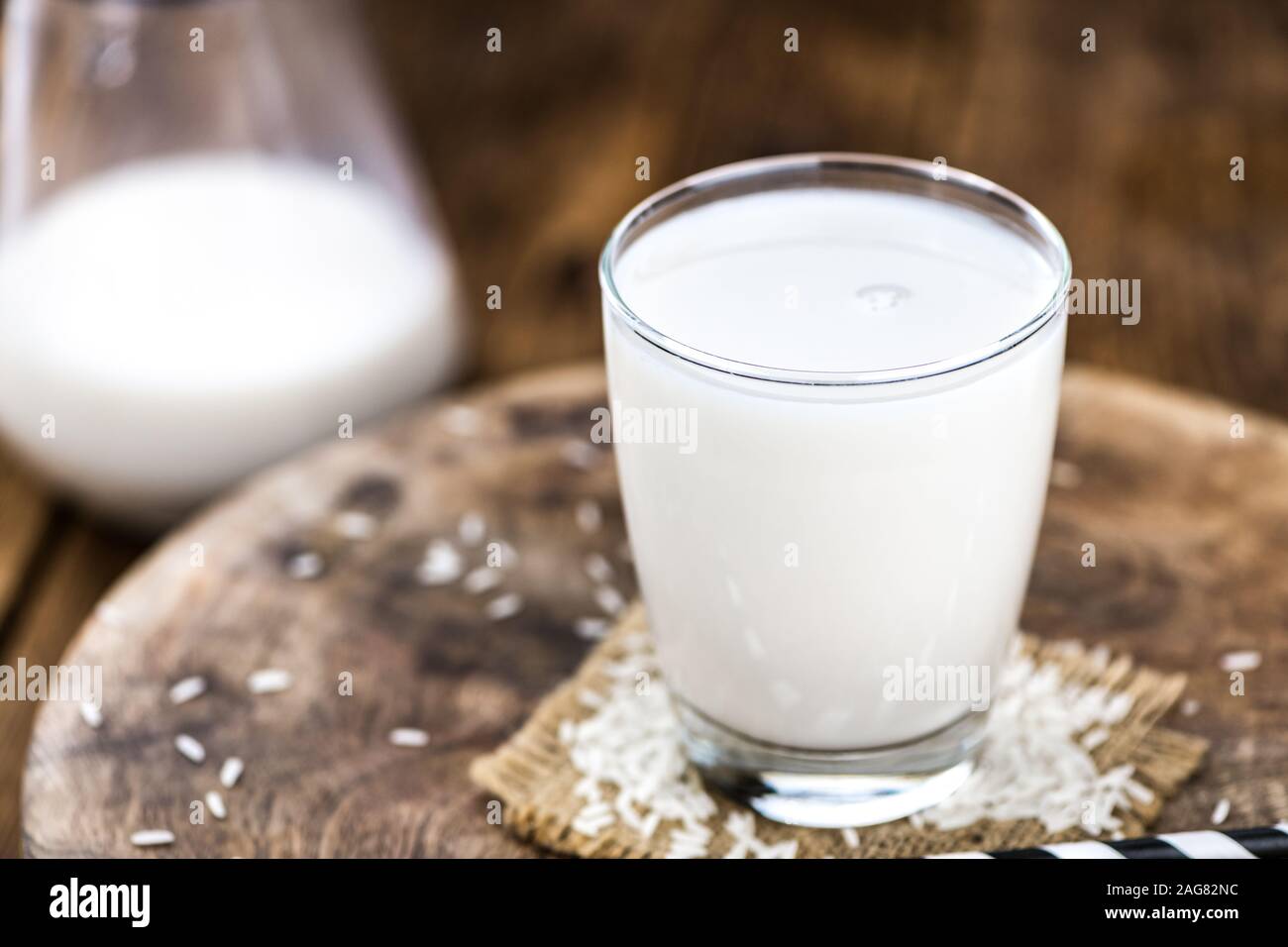 Holztisch mit Reismilch (detaillierte Nahaufnahme; selektive Fokus) Stockfoto