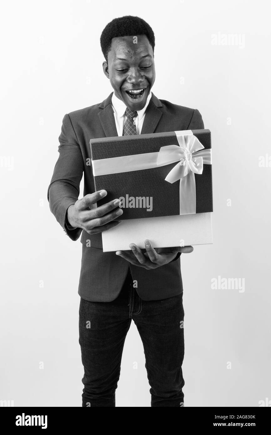 Jungen schönen afrikanischen Geschäftsmann holding Geschenkbox vor weißem Hintergrund Stockfoto