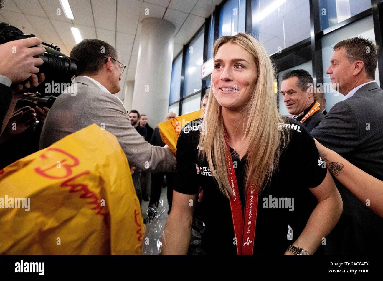 Schiphol, Niederlande. 17 Dez, 2019. Schiphol, Plaza, 17-12-2019, Handball Spieler Polman genießt in Schiphol, nach der WM in Japan Credit: Pro Schüsse/Alamy leben Nachrichten Stockfoto