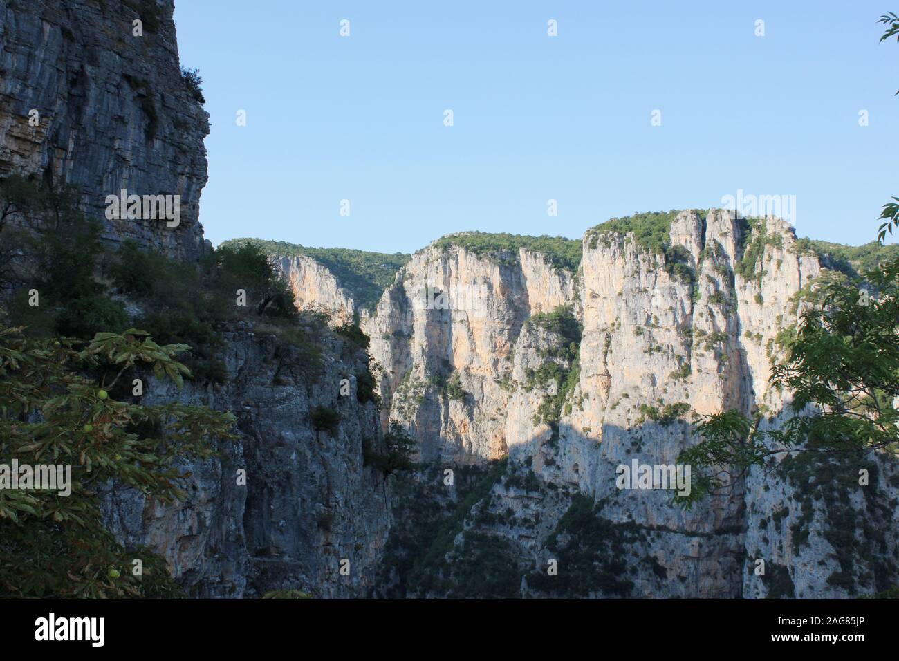Blick auf die Vikos Schlucht von Kloster von Agia Paraskevi Monodendri Griechenland Stockfoto