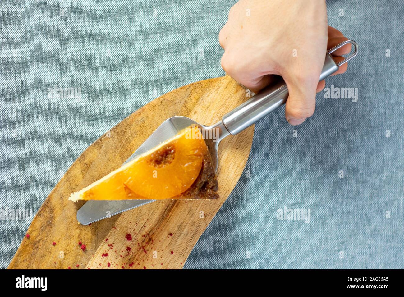 Kuchen auf Schneidebrett mit Hand- und Tortenheber Stockfoto