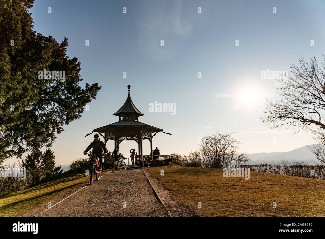 Pavillon im Schlossberg Park mit spektakulärem Blick auf Graz und Radfahrer reiten in Richtung Kamera Stockfoto