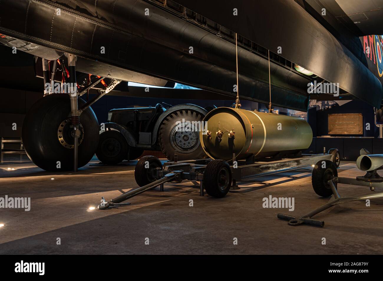 Ein WW2 Aircraft mit seinen Grundlagen und Bombe für die Bereitstellung Stockfoto