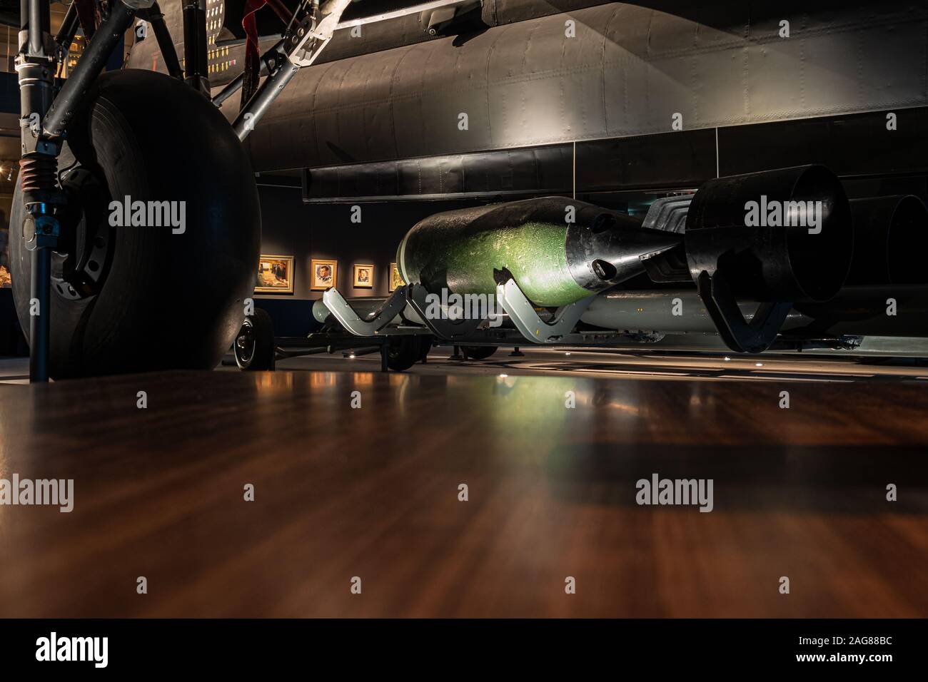 Ein WW2 Flugzeug mit der Bombe für den Einsatz im Feld zugeordnet. Stockfoto