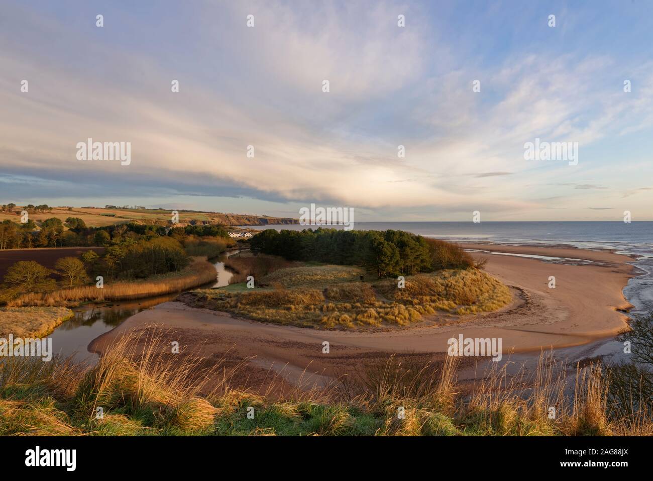 Der Mund der Lunan Wasser, mit den Windungen des Flusses sanft in die Nordsee an der Ostküste von Schottland, die auf einem für den Dezember Morgen. Stockfoto