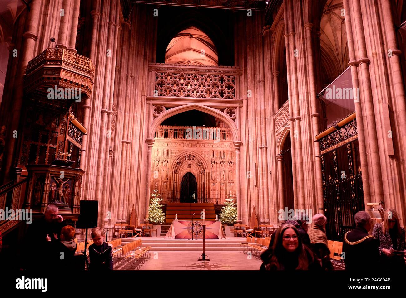 Die Kathedrale von Canterbury mit Weihnachtsbäumen verändern in Kent County uk Dezember 2019 Stockfoto