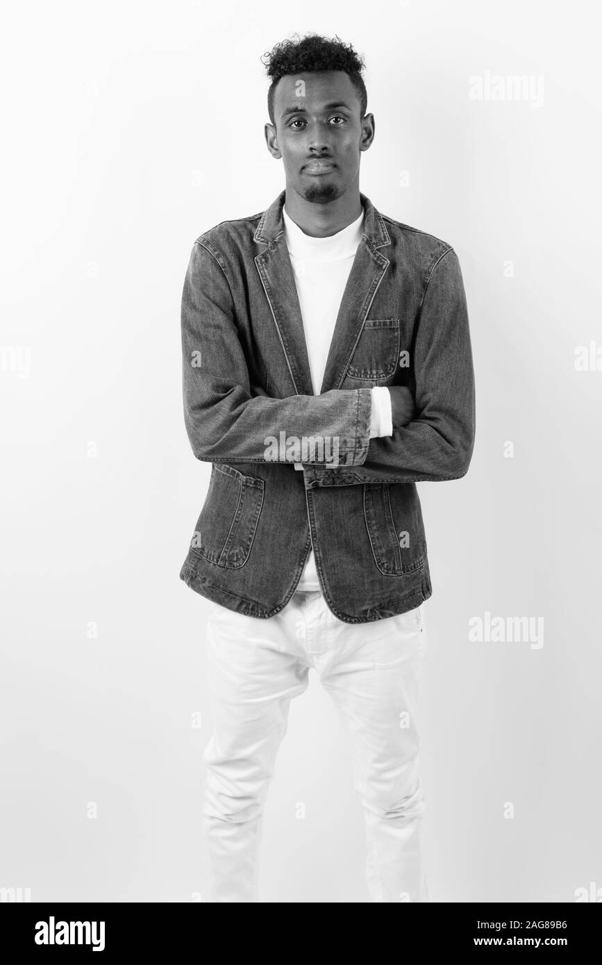 Junge Bartgeier afrikanischen Mann denim Jacket gegen weißen Hintergrund Stockfoto