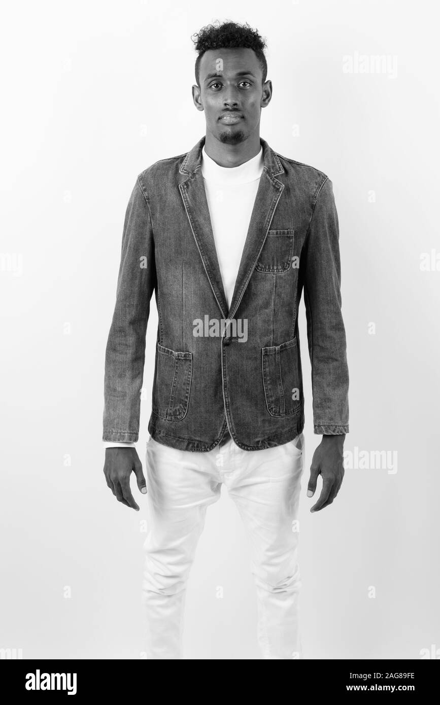 Junge Bartgeier afrikanischen Mann denim Jacket gegen weißen Hintergrund Stockfoto