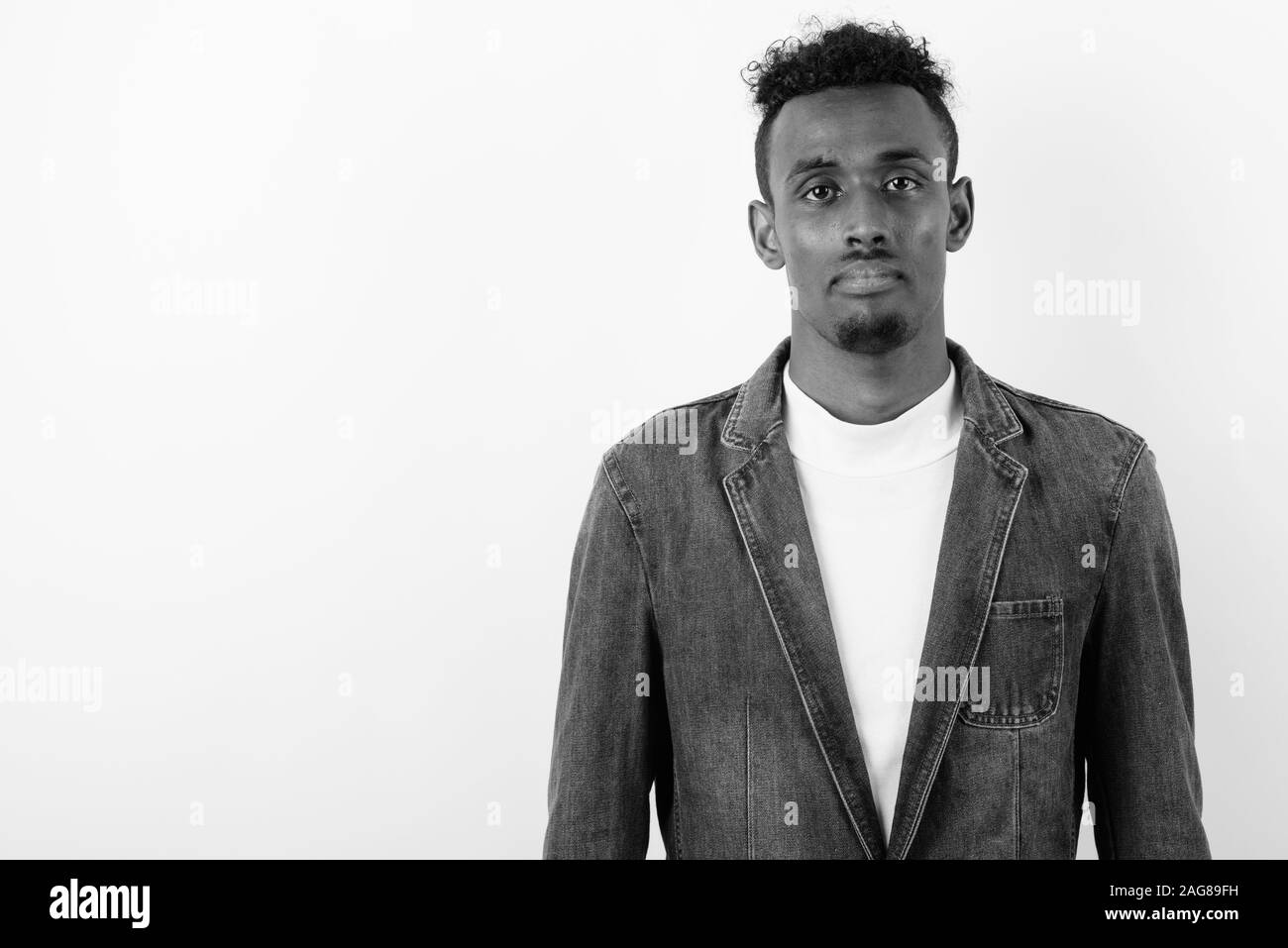 Junge Bartgeier afrikanischen Mann denim Jacket gegen weißen Hintergrund Stockfoto