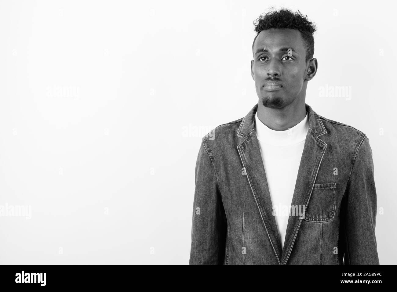 Junge Bartgeier afrikanischen Mann denim Jacket gegen weißen Hintergrund Stockfoto