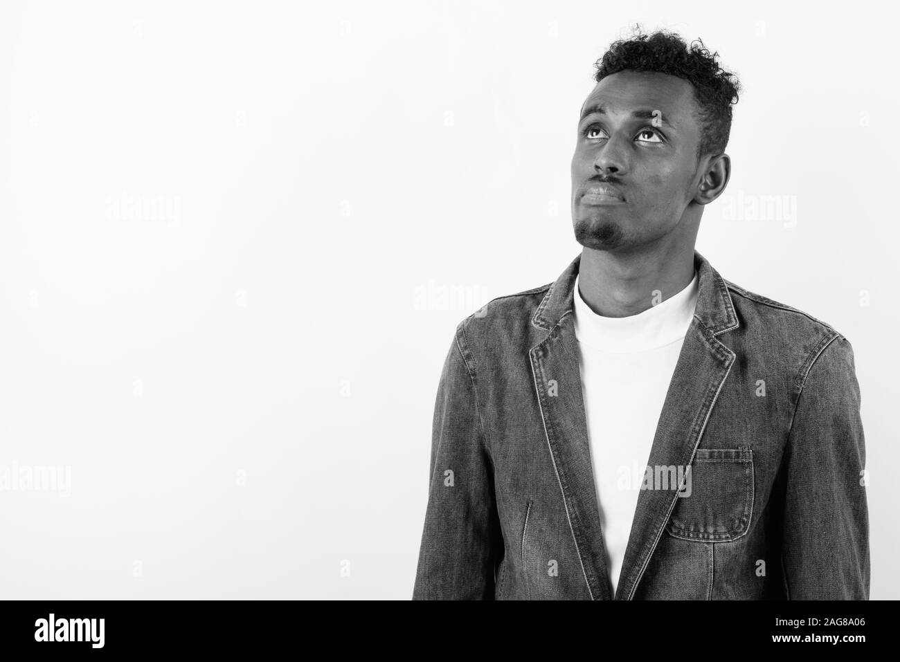 Junge Bartgeier afrikanischen Mann denim Jacket gegen weißen Hintergrund Stockfoto