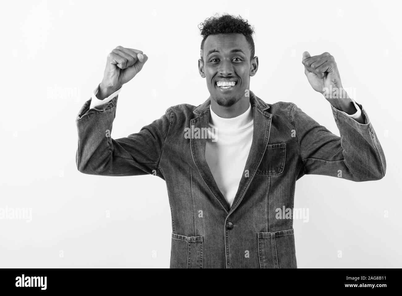 Junge Bartgeier afrikanischen Mann denim Jacket gegen weißen Hintergrund Stockfoto