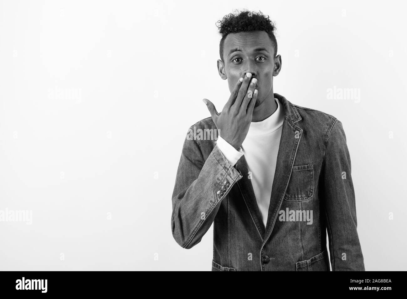 Junge Bartgeier afrikanischen Mann denim Jacket gegen weißen Hintergrund Stockfoto