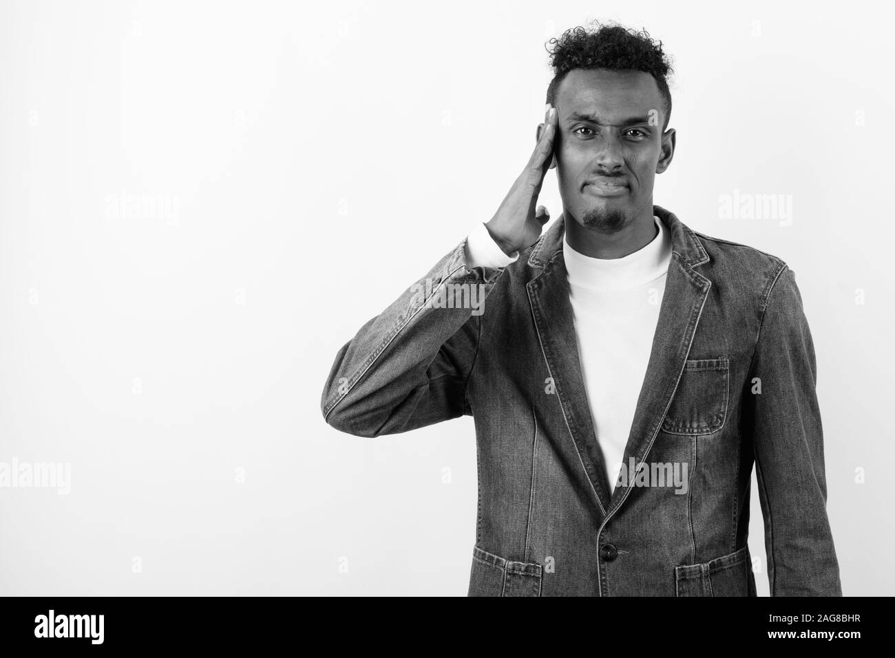 Junge Bartgeier afrikanischen Mann denim Jacket gegen weißen Hintergrund Stockfoto