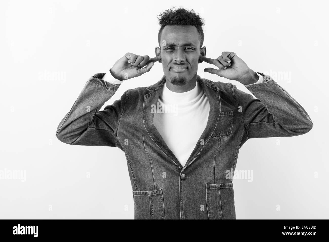 Junge Bartgeier afrikanischen Mann denim Jacket gegen weißen Hintergrund Stockfoto