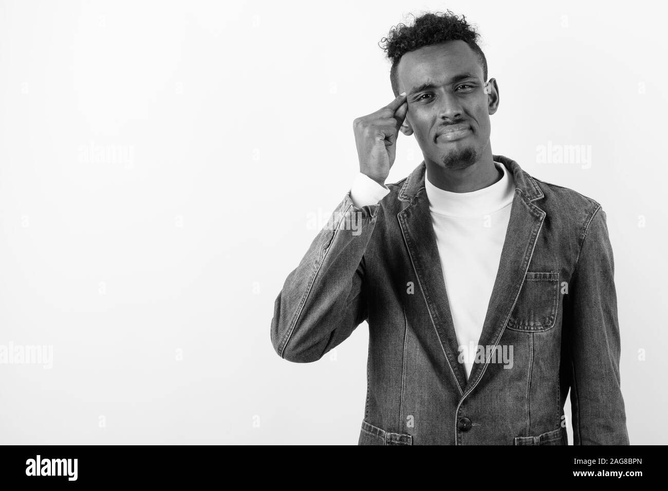 Junge Bartgeier afrikanischen Mann denim Jacket gegen weißen Hintergrund Stockfoto