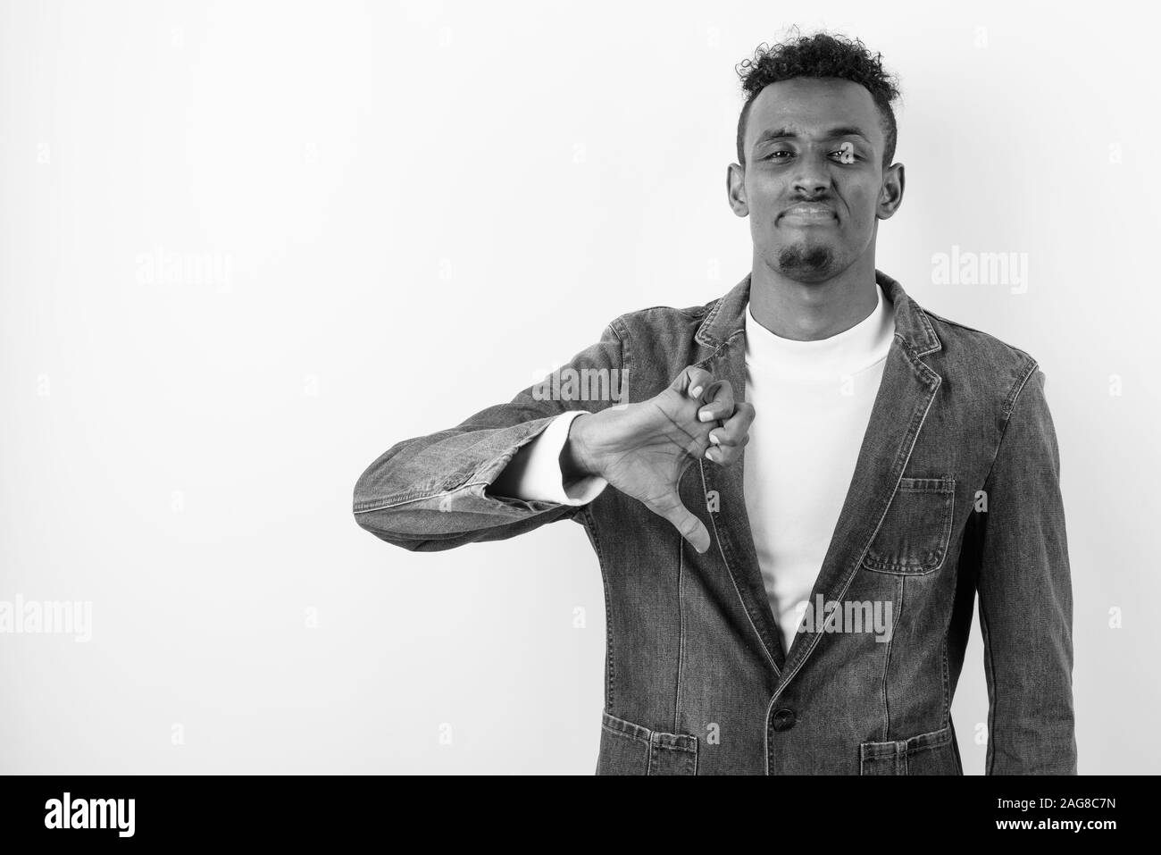 Junge Bartgeier afrikanischen Mann denim Jacket gegen weißen Hintergrund Stockfoto